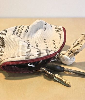 Schl�sseletui Opera Baumwolle wei�/bordeaux mit Reissverschluss 15 x 9 cm