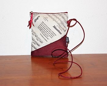 Handtasche Opera wei�/bordeaux 16 x 19 cm mit Schulterriemen und Rei�verschluss