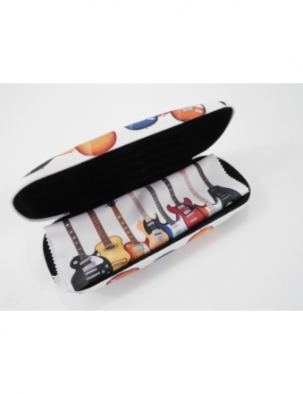 Brillenetui Gitarren mit Mikrofasertuch Hardcase: 16,5 x 6,5 x 3,5 cm / Putztuch: 15 x 18 cm