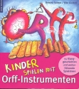 Kinder spielen mit Orff-Instrumenten  