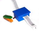Spieluhr f�r eigene Kompositionen mit Locher und 3 Melodienstreifen (2x ungelocht), Geh�use aus Holz, blau